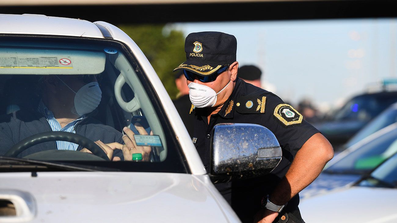 El ministro de Seguridad bonaerense, Sergio Berni, admitió hoy que se registró un aumento en la circulación de vehículos en los accesos a la Capital Federal pero que no se observa la presencia de turistas, al recorrer los controles que realiza la policía provincial para evitar que se produzcan desplazamientos de gente hacia la costa atlántica y los countries del conurbano para pasar el fin de Semana Santa.