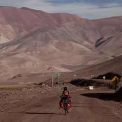 En La Guardia el camino se divide en dos, y al tomar a la derecha hacia el paso a Pircas Negras, se vuelve más estrecho internándose plenamente en la montaña.