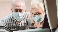 VIDEO | Conocieron a su nieta a través de un vidrio por la pandemia del Coronavirus