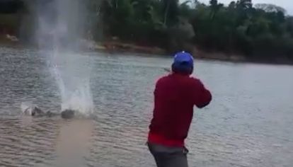 En el Paraná santefecino los furtivos “cazan” surubíes con lanzas y escopetas.