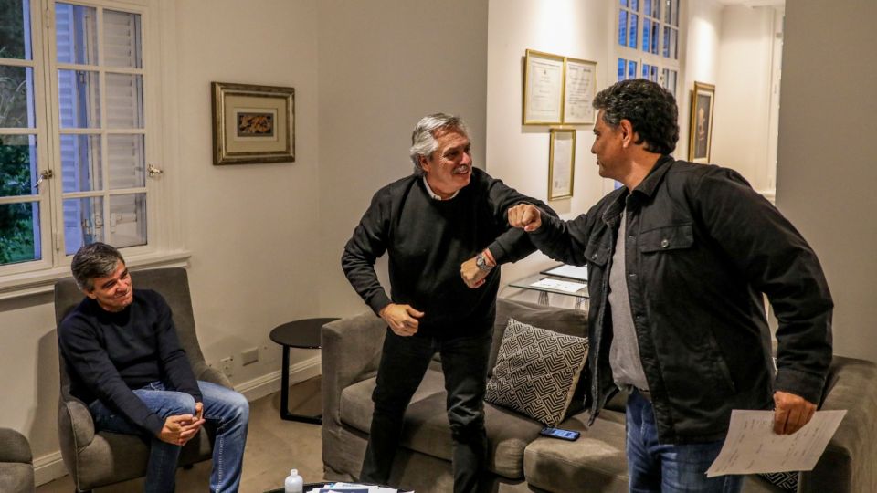 Alberto Fernández recibió en Olivos a los intendentes de Hurlingham, Juan Zabaleta, y de Vicente López, Jorge Macri, y se saludó con el codo con el jefe comunal opositor.