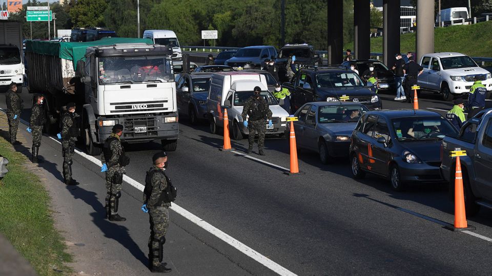 El ministro de Seguridad bonaerense, Sergio Berni, admitió hoy que se registró un aumento en la circulación de vehículos en los accesos a la Capital Federal pero que no se observa la presencia de turistas, al recorrer los controles que realiza la policía provincial para evitar que se produzcan desplazamientos de gente hacia la costa atlántica y los countries del conurbano para pasar el fin de Semana Santa.