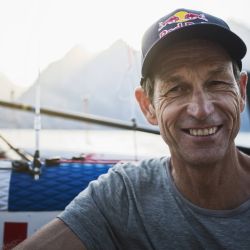Lange, de 58 años, es piloto Red Bull y recorrió los siete mares navegando.