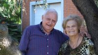 Dos abuelos se visten de gala y bailan en la terraza para hacerle frente a la cuarentena