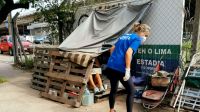 Una voluntaria, trabajando