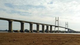 Dentro de la crítica situación del río Paraná, no son pocos los que miran con recelo al vecino Brasil.