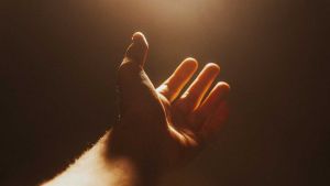 La música de fondo tiene que ver con la palabra siempre, el ruido de superficie con la palabra ahora; la tensión entre siempre y ahora: el gran dilema humano.