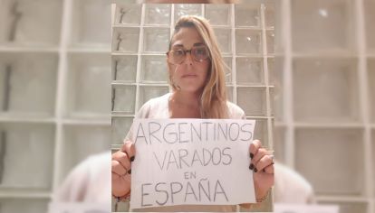 Luli, una de las personas que no pueden regresar de Barcelona. Reclaman no pagar el "impuesto país".