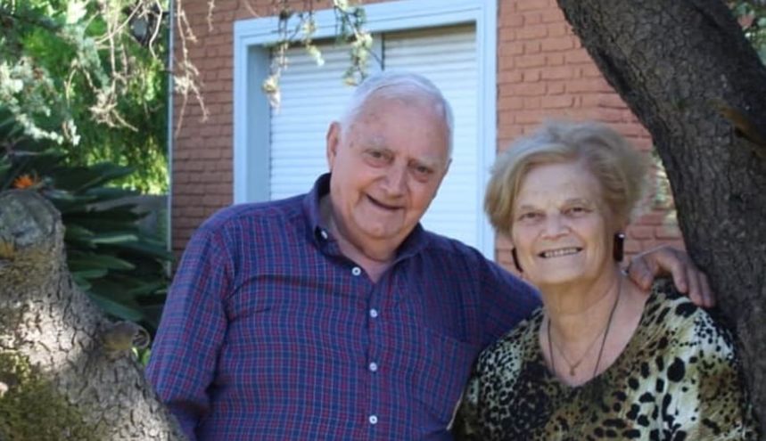 Dos abuelos se visten de gala y bailan en la terraza para hacerle frente a la cuarentena