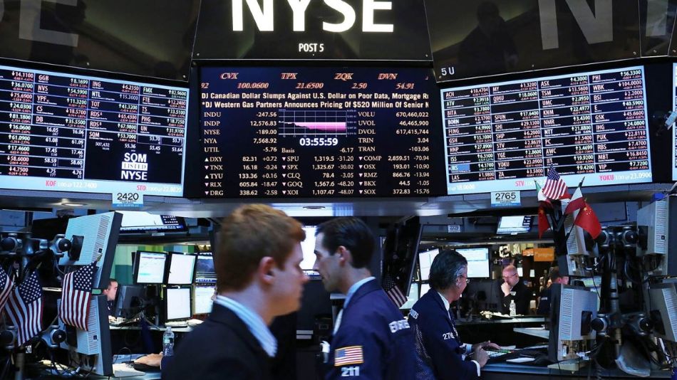 Mercados: Wall Street cerró en alza y bajó el riesgo país