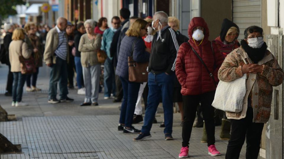 Las interminables colas de jubilados dejaron en evidencia que necesitamos urgente una agenda digital consensuada