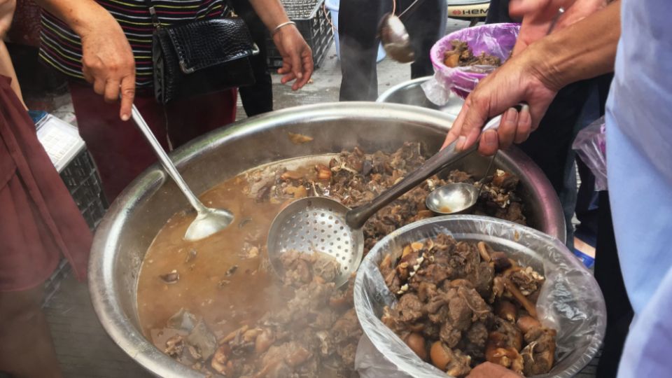 Se estima que 10 millones de perros se matan en China cada año para el consumo de su carne, miles de los cuales son faenados durante la fiesta de la carne de la ciudad de Yulin.