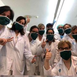 La "Red de mujeres costureras de Barcelona" cumple un rol fundamental en el desesperado presente social que se vive tras el brote de COVid-19. España ya suma más de 150 mil casos.