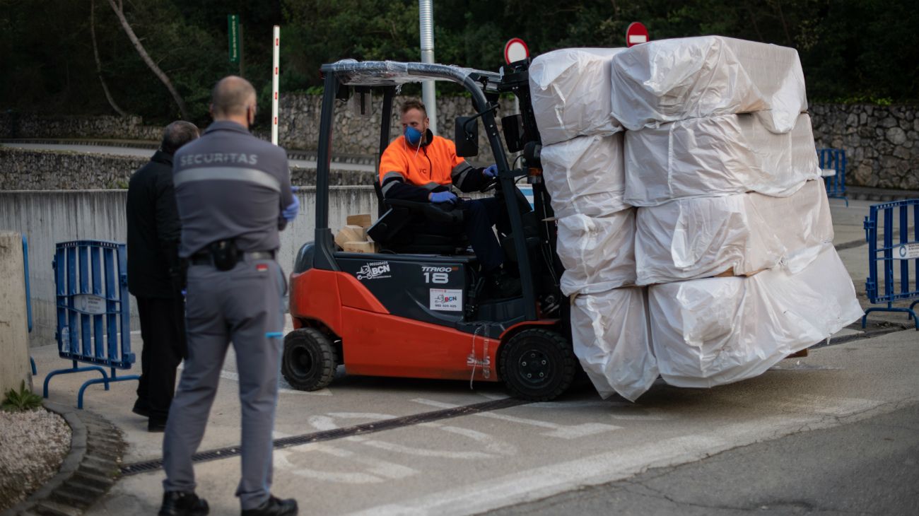 Desde ataúdes de cartón a camiones frigoríficos para los cuerpos y fosas comunes