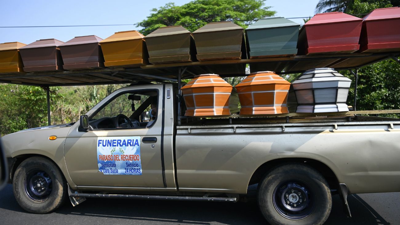 Desde ataúdes de cartón a camiones frigoríficos para los cuerpos y fosas comunes