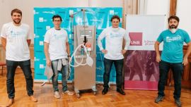 El equipo argentino que desarrolló el respirador ante el prototipo que, cuando tenga el ok de ANMAT, será producido en escala.