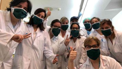 La "Red de mujeres costureras de Barcelona" cumple un rol fundamental en el desesperado presente social que se vive tras el brote de COVid-19. España ya suma más de 150 mil casos.
