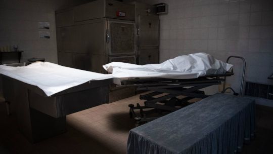 Un ataúd fuera de la morgue del Hospital Saint-luc en Bruselas, Bélgica.