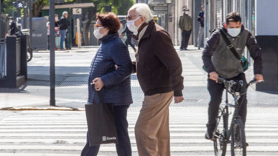 Muchos de los porteños que por diferentes motivos deben circular por la ciudad utilizan barbijos.