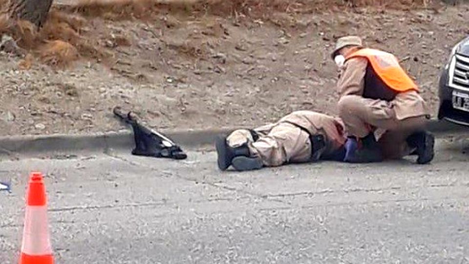 La dramática foto del efectivo de Prefectura en el piso, luego de ser baleado por un joven que luego fue abatido.