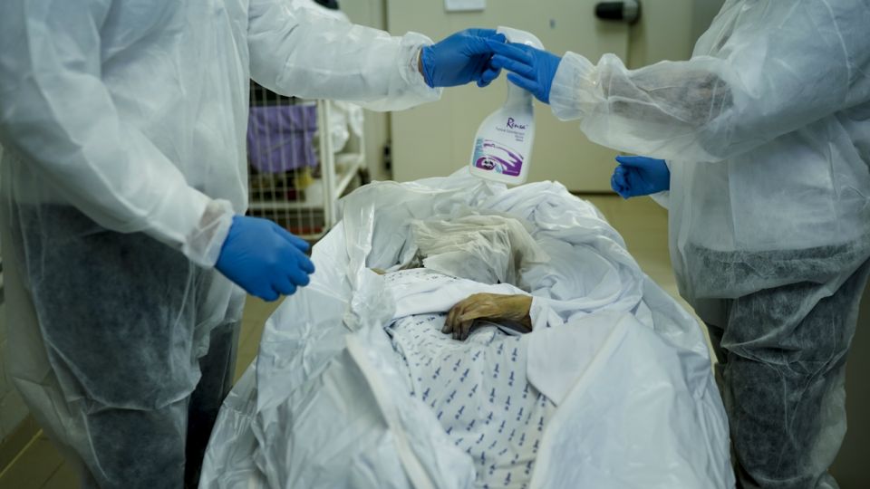 La muerte por coronavirus en fotos del mundo