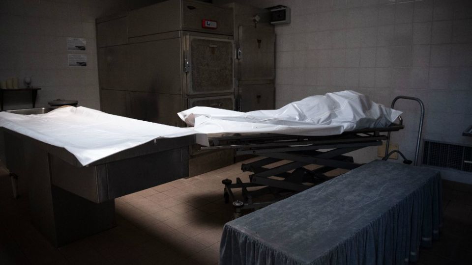 Un ataúd fuera de la morgue del Hospital Saint-luc en Bruselas, Bélgica.