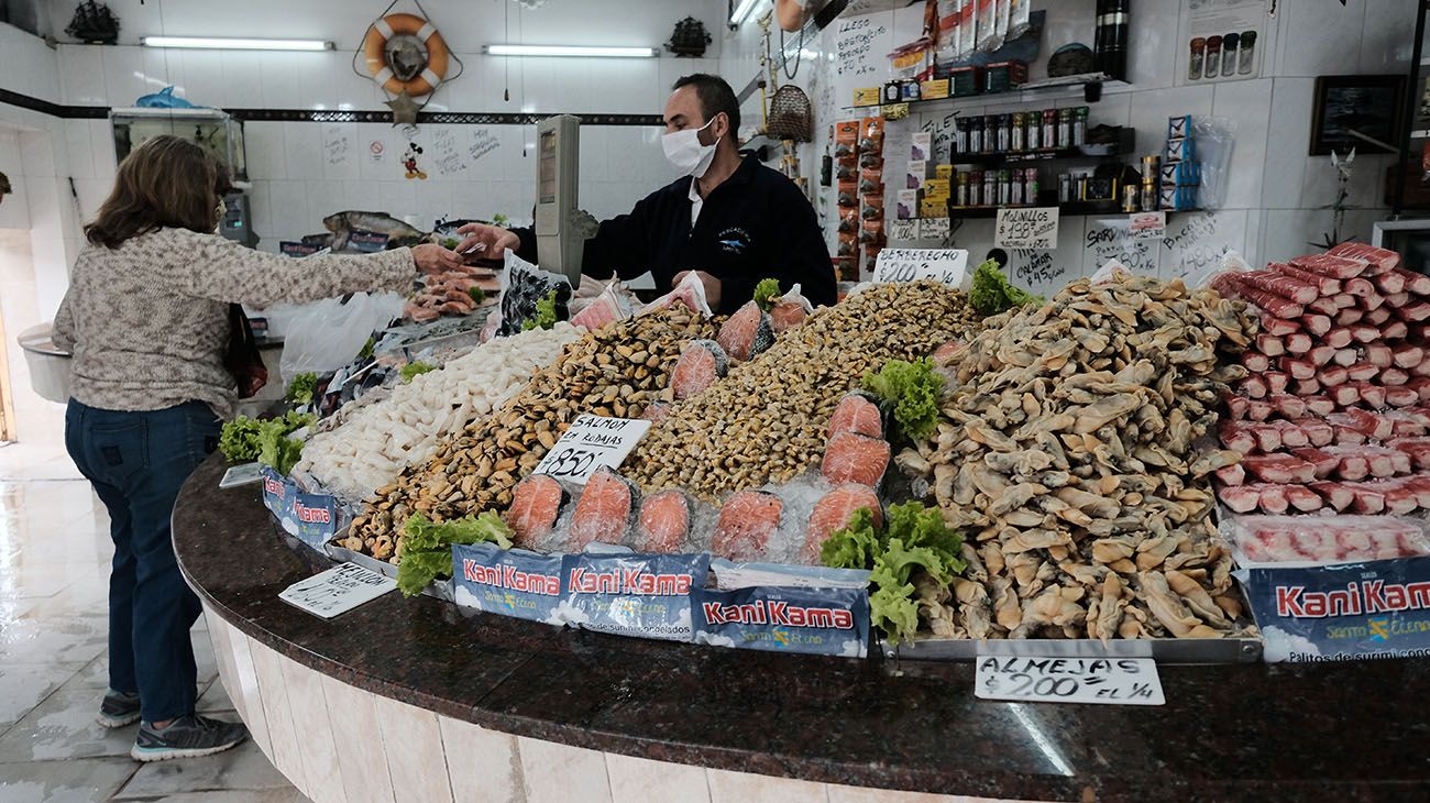 PREPARATIVOS EN VIERNES SANTO EN UNA PANADERÍA Y UNA PESCADERÍA DE VILLA DEL PARQUE