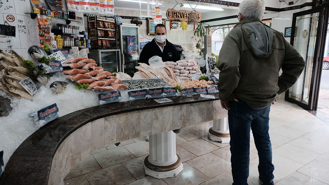 PREPARATIVOS EN VIERNES SANTO EN UNA PANADERÍA Y UNA PESCADERÍA DE VILLA DEL PARQUE