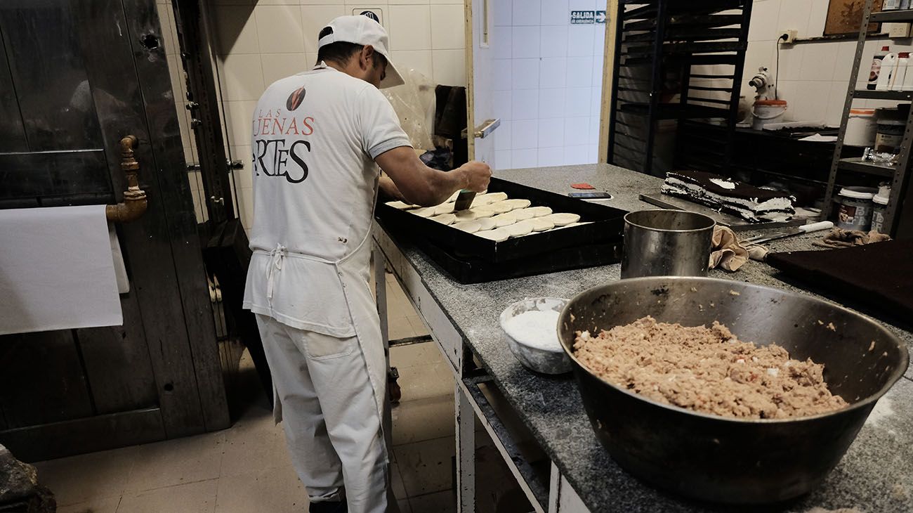 PREPARATIVOS EN VIERNES SANTO EN UNA PANADERÍA Y UNA PESCADERÍA DE VILLA DEL PARQUE