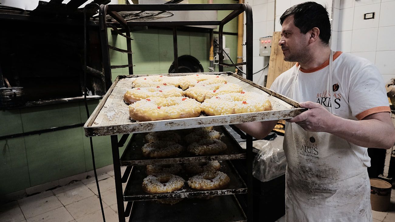 PREPARATIVOS EN VIERNES SANTO EN UNA PANADERÍA Y UNA PESCADERÍA DE VILLA DEL PARQUE