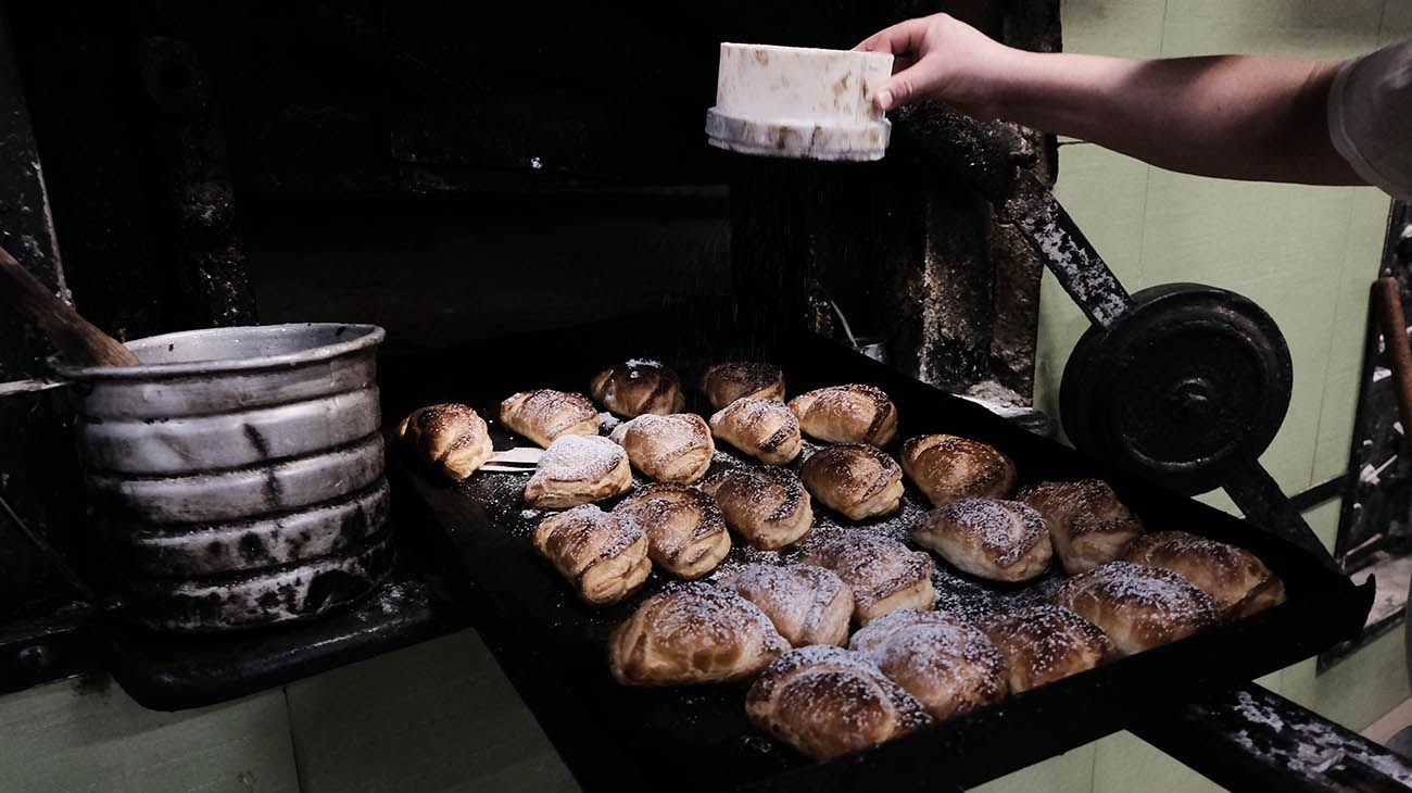 PREPARATIVOS EN VIERNES SANTO EN UNA PANADERÍA Y UNA PESCADERÍA DE VILLA DEL PARQUE