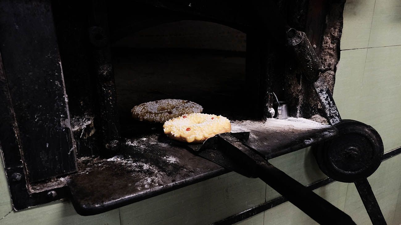 PREPARATIVOS EN VIERNES SANTO EN UNA PANADERÍA Y UNA PESCADERÍA DE VILLA DEL PARQUE