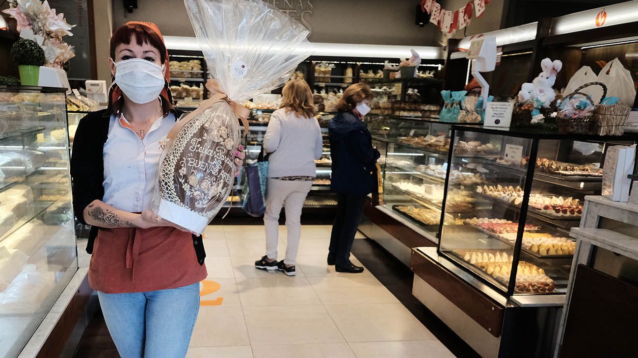 PREPARATIVOS EN VIERNES SANTO EN UNA PANADERÍA Y UNA PESCADERÍA DE VILLA DEL PARQUE