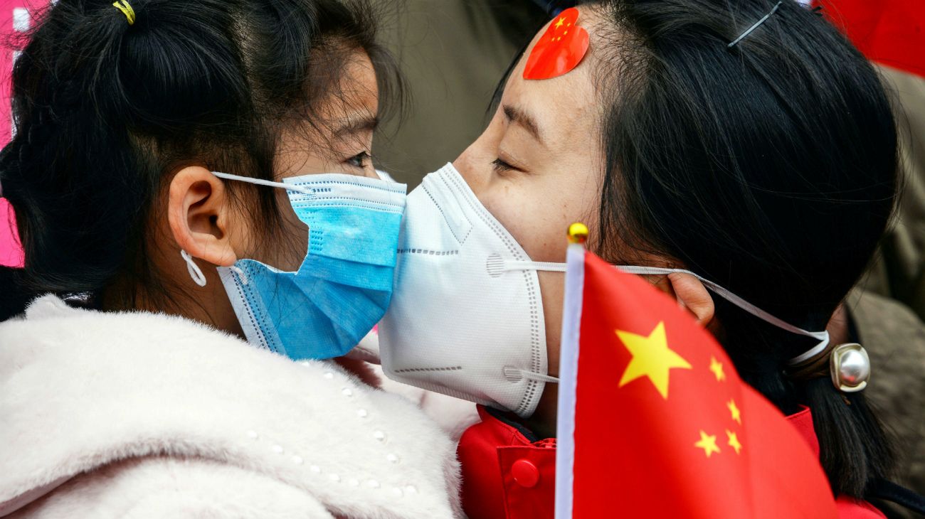 China: Una enfermera besa a su hija después de volver de Wuhan