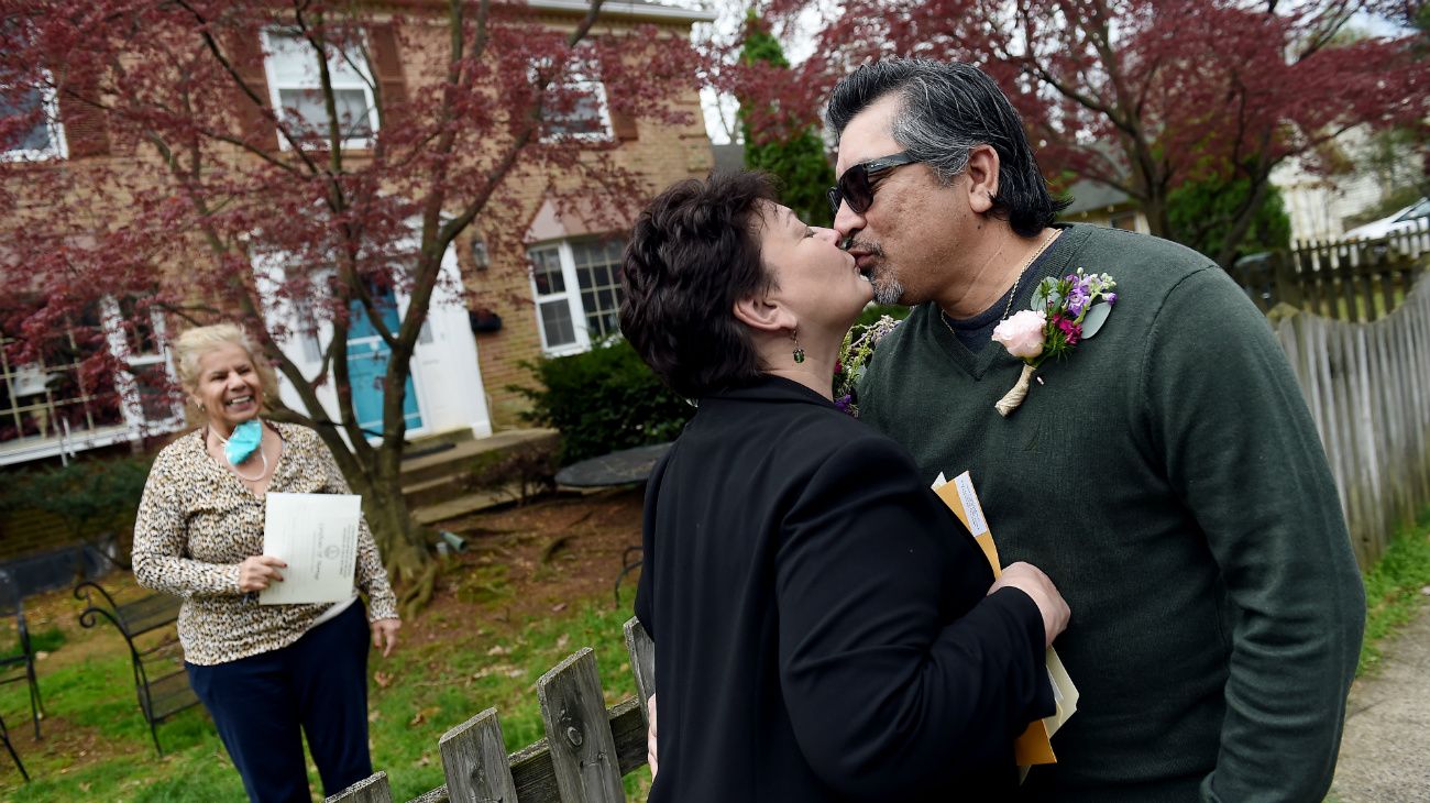 Virginia, Estados Unidos: Una pareja de recién casados se besa tras una ceremonia con todos a 2 metros de distancia.