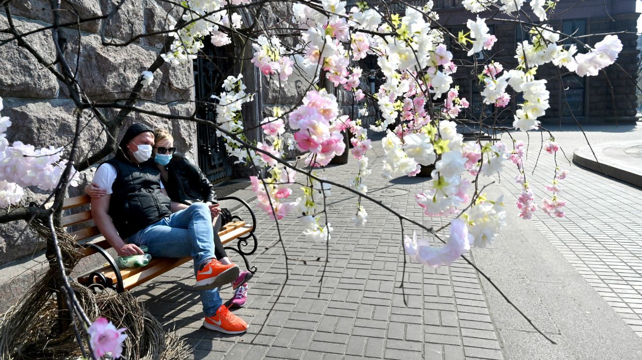 Ucrania: Una pareja en Kiev disfruta de la primavera al aire libre pese a la cuarentena