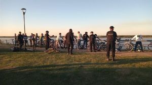 Los pescadores fueron denunciados al 911. La policía acudió de inmediato.