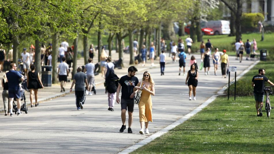 Una vista del este sábado del Victoria Park, al este de Londres, con miles de personas sin barbijos ni medidas de protección.