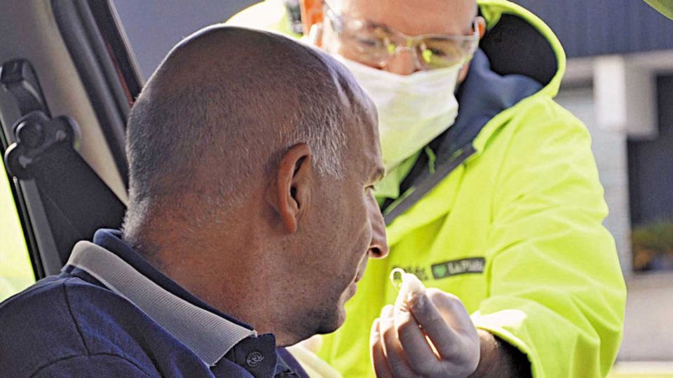 Controles. Operativo sorpresa ayer en La Plata para realizar testeos olfativos y detectar casos.
