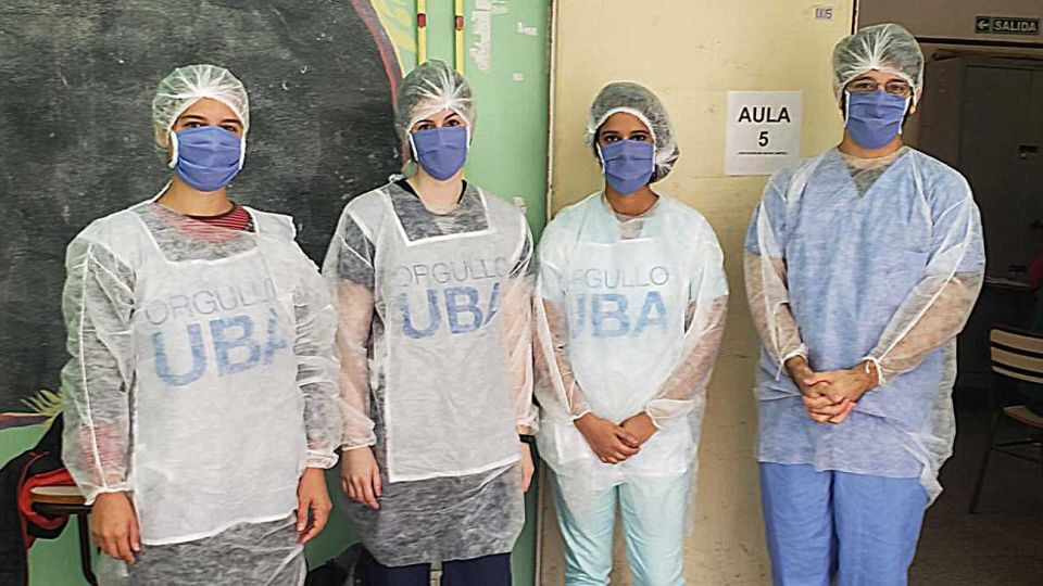 Dedicación. Estudiantes de medicina y otras carreras comenzaron las rondas con mujeres.