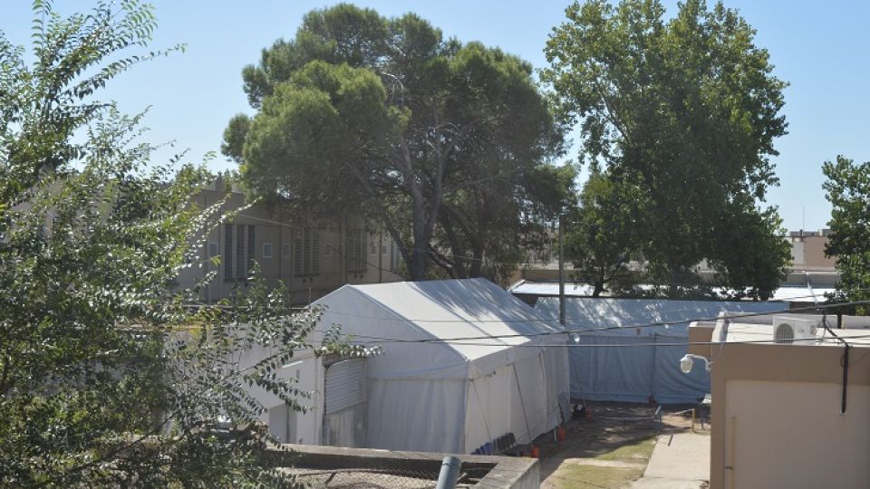 TIENDAS DE CAMPAÑA. En la parte trasera del Hospital Rawson se instalaron grandes carpas.