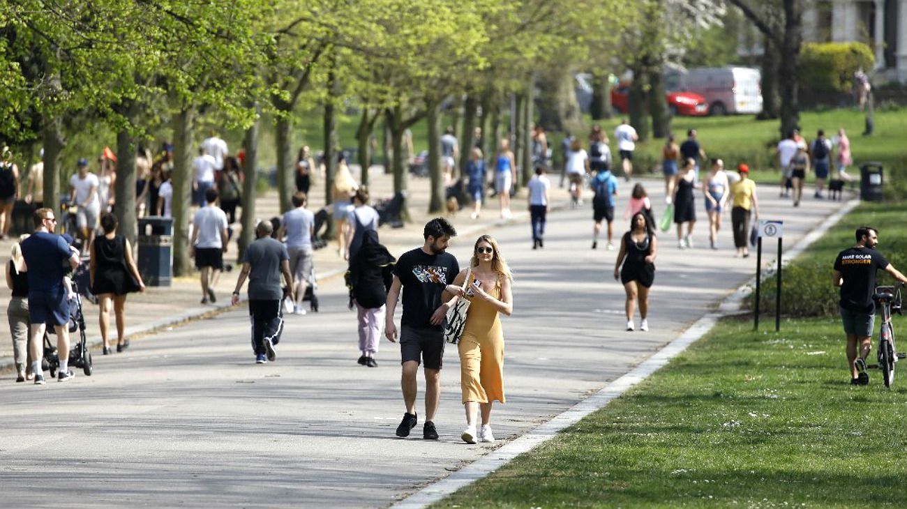 Una vista del este sábado del Victoria Park, al este de Londres, con miles de personas sin barbijos ni medidas de protección.