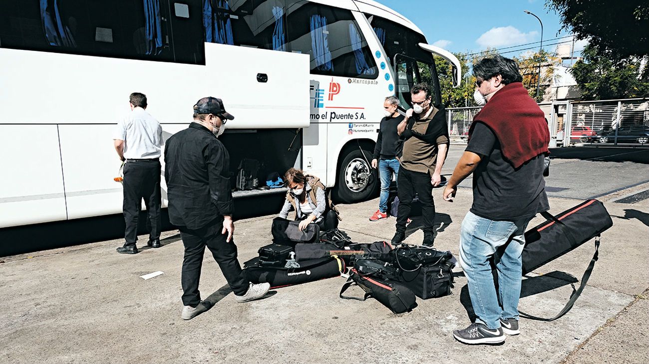 PERFIL EN OLIVOS. Los fotógrafos, camarógrafos, periodistas y técnicos arribaron poco después de las 15 en un amplio micro que fue revisado por la policía. Permanecieron hasta las 20 y produjeron contenidos para este diario, para Perfil.com y para Net TV.