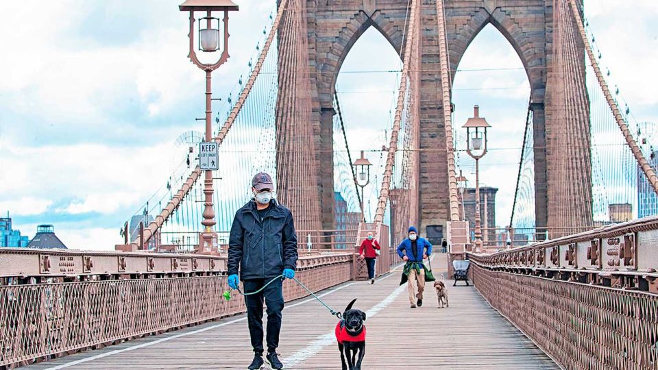 Postal de la gran manzana infectada. El Puente de Brooklyn estaba ayer semivacío y sin turistas. La ciudad es el epicentro del brote.