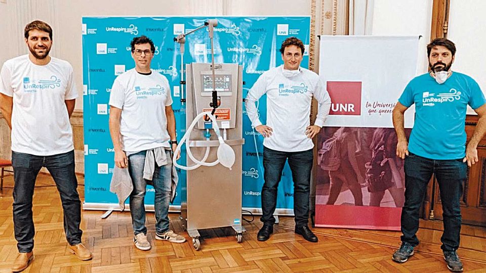 Equipo. Los responsables de Un Respiro, en la presentación del ventilador para emergencias.
