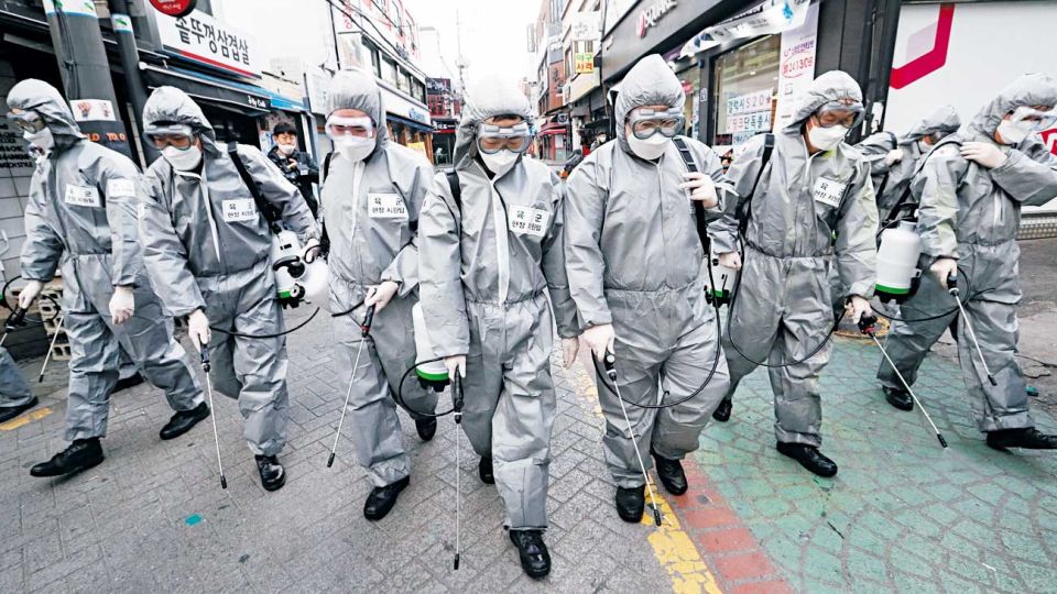 Como extraterrestres. El mundo vive un momento extraño, como nunca antes. Infección, miedo, paranoia atraviesan países impulsados por una peste que recuerda a tiempos medievales. Coreanos protegiendo las calles de Seúl.