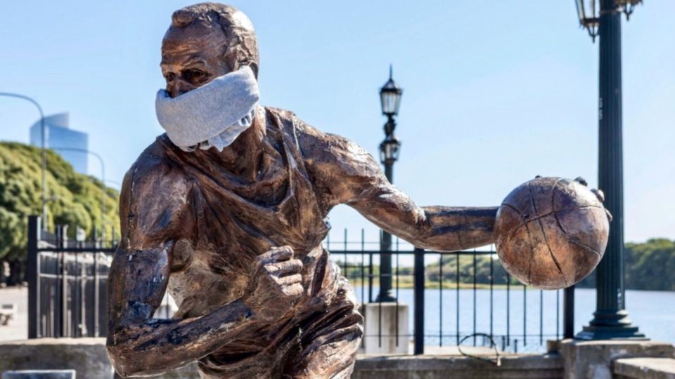 La estatua de Manu Ginóbili en Buenos Aires con la boca tapada.