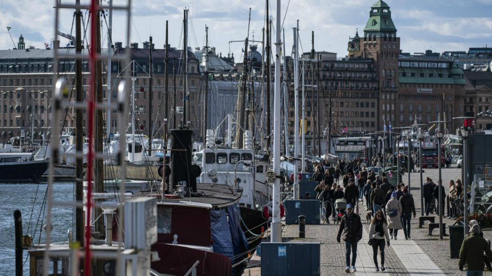 Los bares y restaurantes no cerraron en Suecia, que apostó a la "responsabilidad civil".