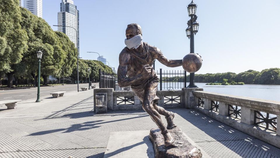 LA ciudad de Buenos Aires a través de esta acción muestra el comienzo de la necesidad del uso de tapabocas por parte de los ciudadanos en prevención del contagio por el Coronavirus.