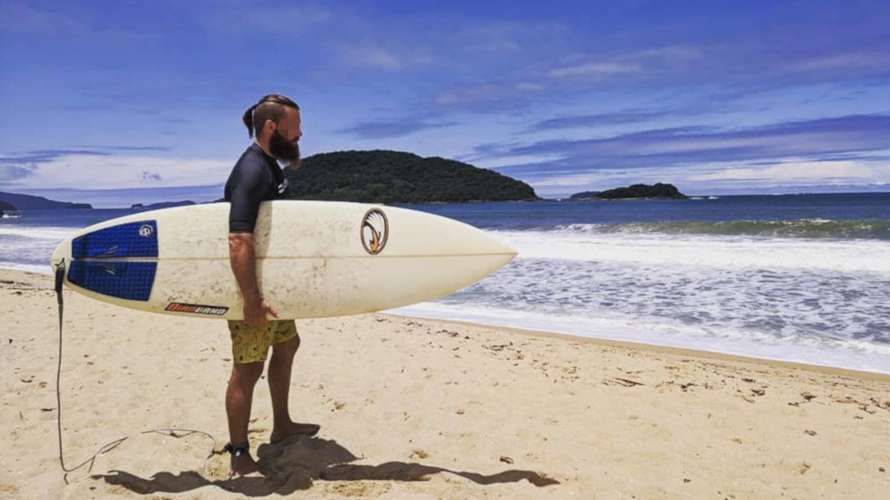 Agusto Lemble, el hijo del fiscal de Tres Arroyos hizo surf en las playas de Brasil. 